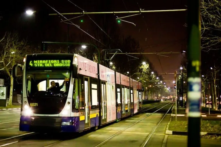 I trasporti torinesi cambiano con l’arrivo dei nuovi tram da Napoli