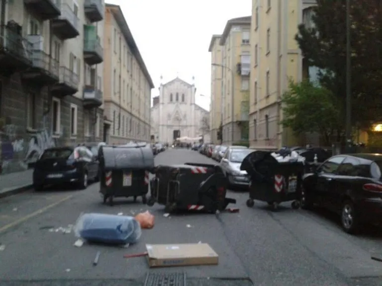 Torino, caos in Corso Racconigi per lo sgombro di una casa