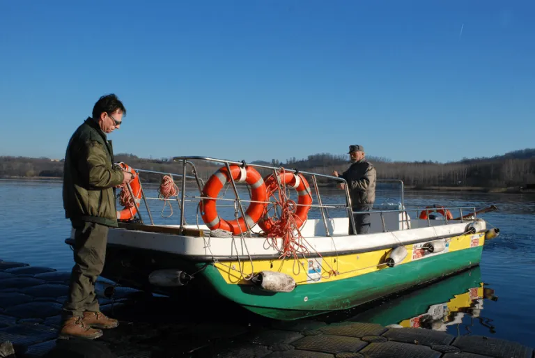 Lago di Candia, eventi per riacquistare la barca distrutta a marzo nell’incendio doloso