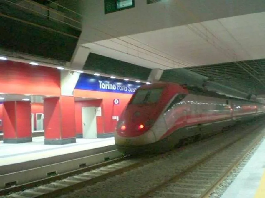 Torino, stazione Porta Susa, treni cancellati e ritardi