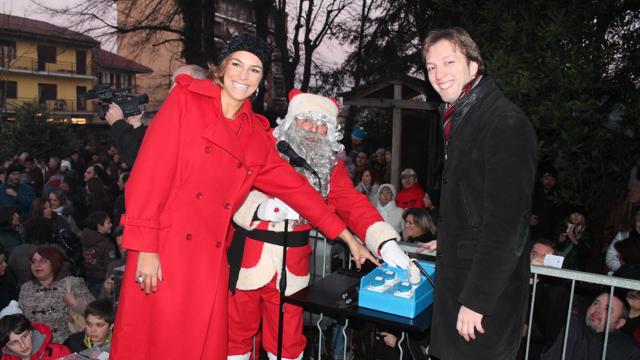 Cristina Chiabotto insieme al sindaco di Rivara Canavese durante l'accensione dell'albero, @LaStampa 