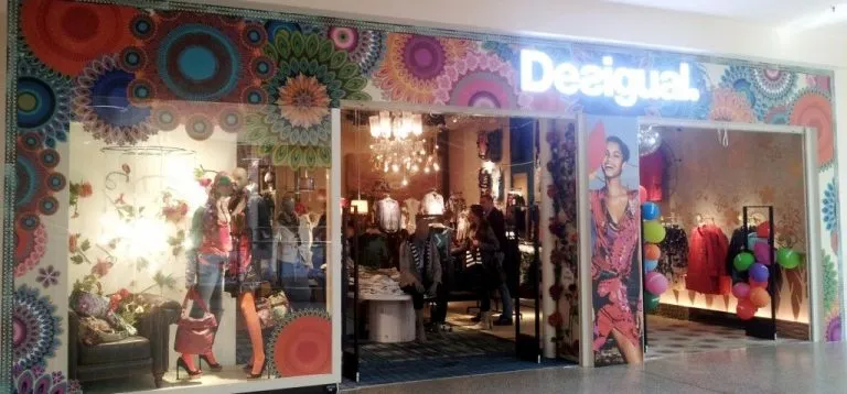 Seminaked party a Torino con Desigual, la lunga coda per l’evento dei saldi