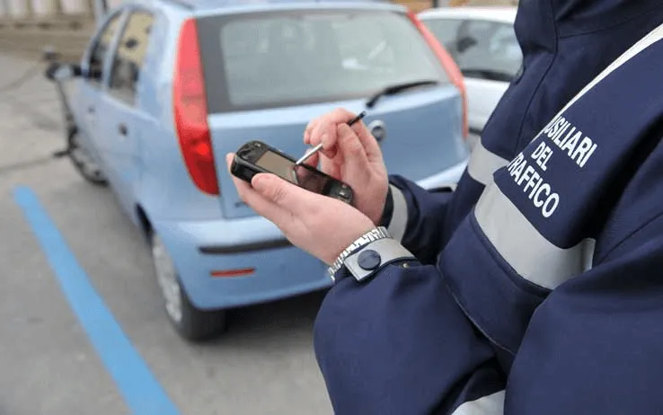 Torino, auto elettriche parcheggiano gratis su strisce blu