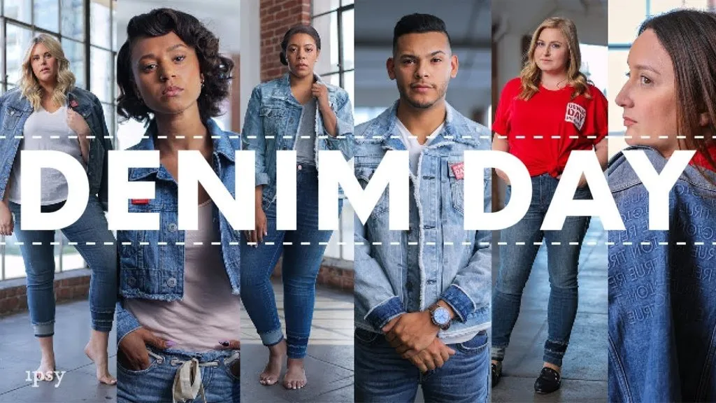 Denim Day, a Torino ragazze di Break The Silence stendono jeans in piazza Castello