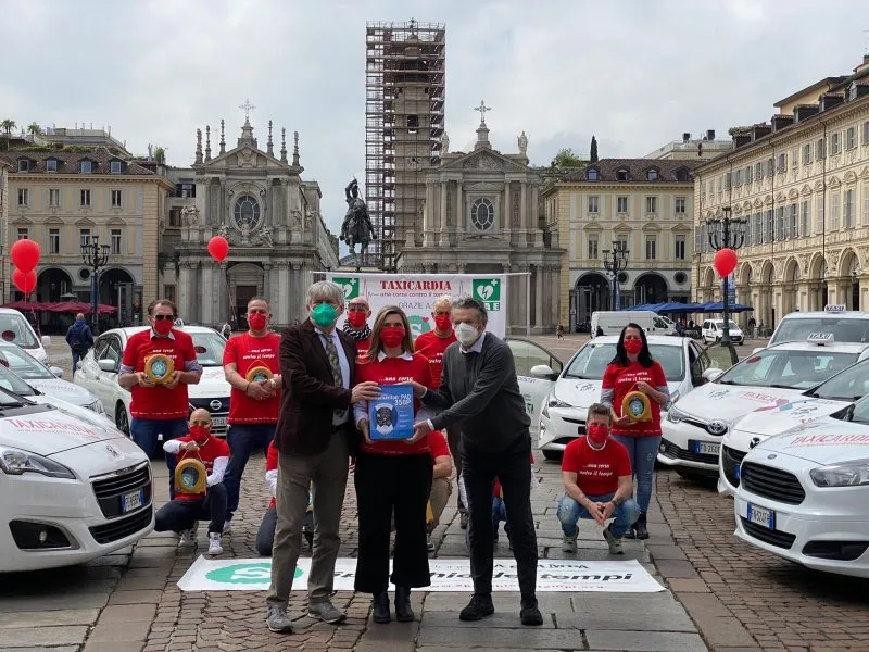 Specchio dei Tempi: 10 defibrillatori per Taxi Torino