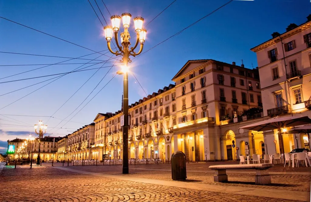 Continua la ripresa di Piazza Carlo Felice dopo l’incendio di Settembre