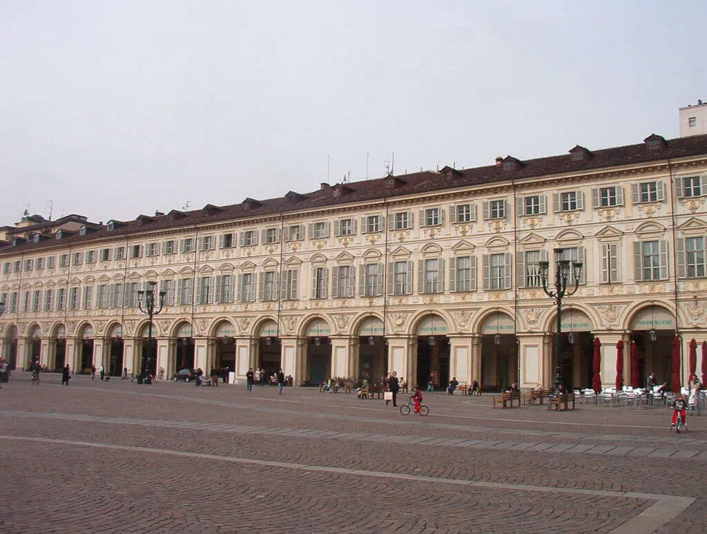 Torino: appare una misteriosa scritta a Piazza San Carlo