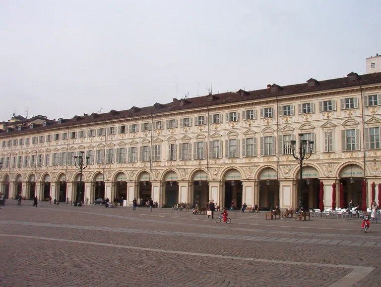 Torino: appare una misteriosa scritta a Piazza San Carlo