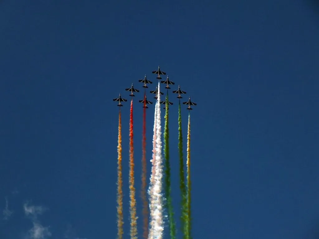 Il video spettacolare delle frecce Tricolore per la prima volta a Cuneo al raduno nazionale dei Bersaglieri