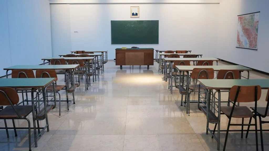 Allerta fuga gas in una scuola a Ciriè: ordinata evacuazione di tutti gli studenti