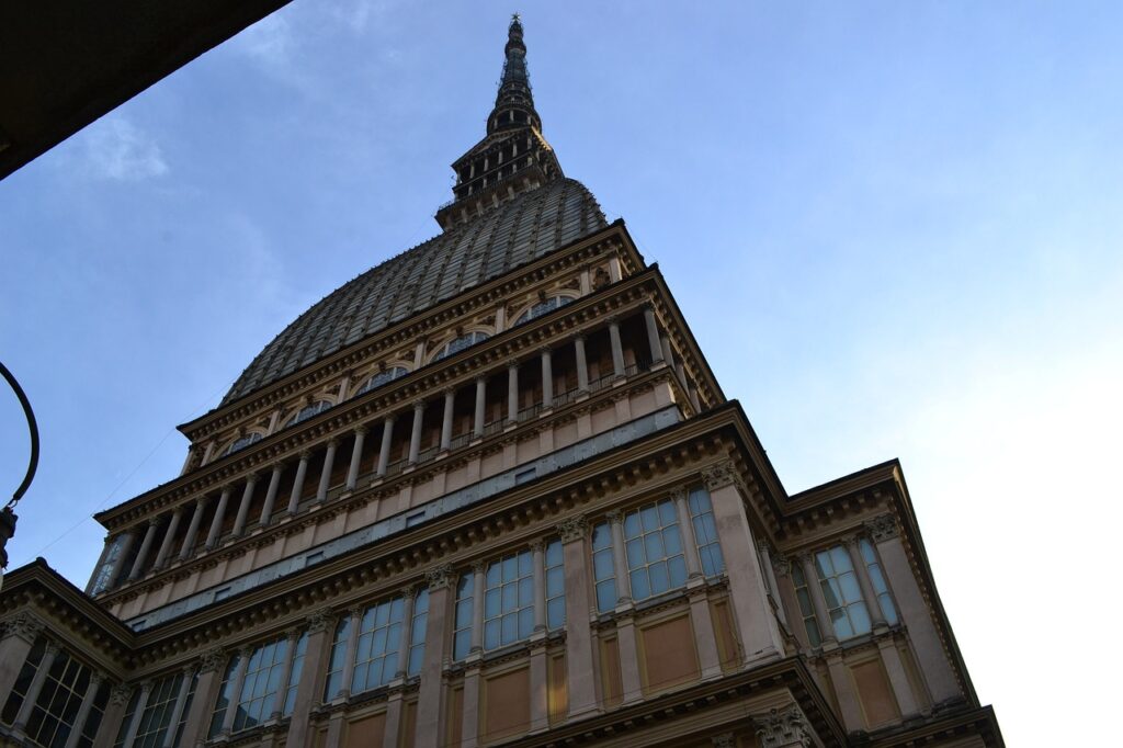 Torino omaggia il mondo: il progetto di collaborazione tra nazioni si prepara per il 1 dicembre: la Mole Antonelliana proietterà il tricolore rumeno