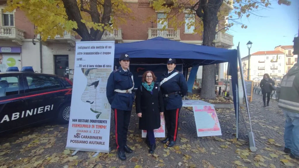 A Moncalieri, Il Telefono Rosa è in piazza nella giornata contro la violenza sulle donne