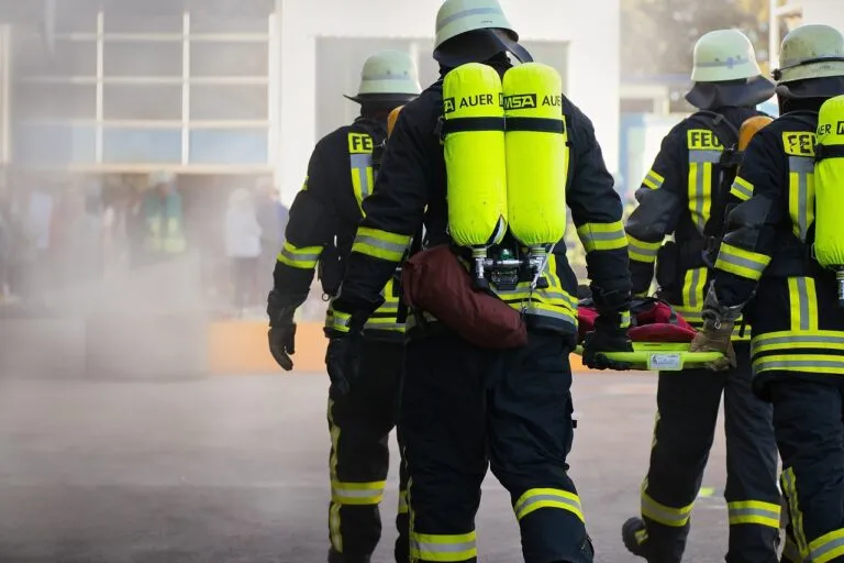 Incendio in una falegnameria di via delle Cartiere a Caselle Torinese: sul posto i vigili del fuoco