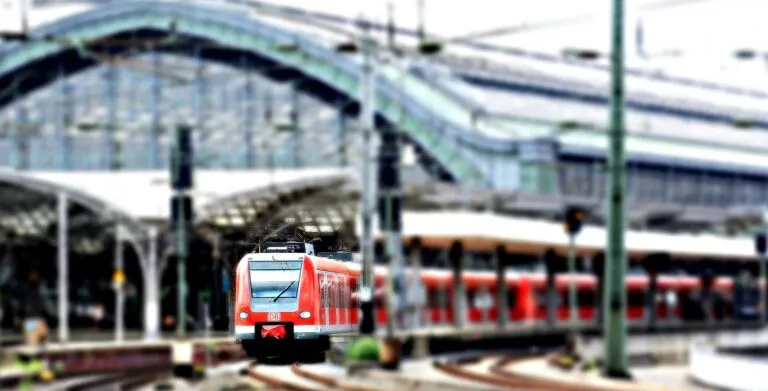 Novara, arrestato borseggiatore dopo l’inseguimento su treno Milano-Torino