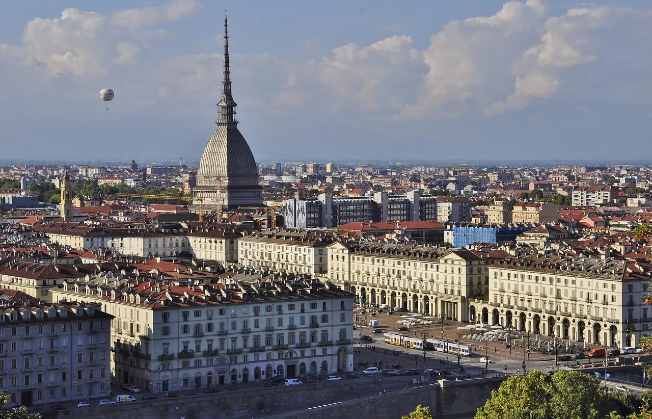 Sede Anpi imbrattata a Torino: sul murale scritte di estrema destra