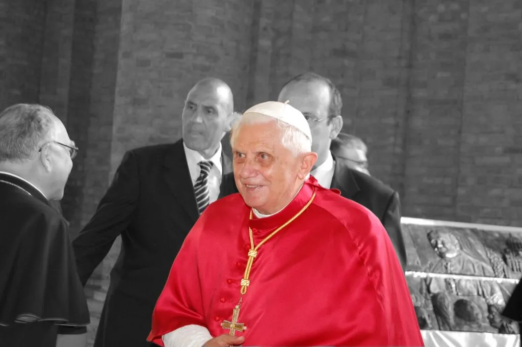 Benedetto XVI: preoccupa la salute del Papa emerito