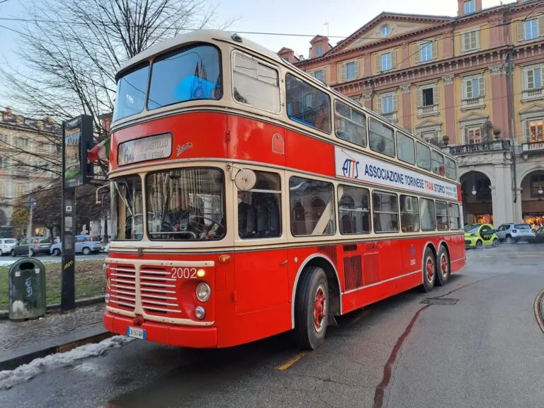 Scopri la città di Torino con lo storico bus a due piani di Italia ’61: tutte le info