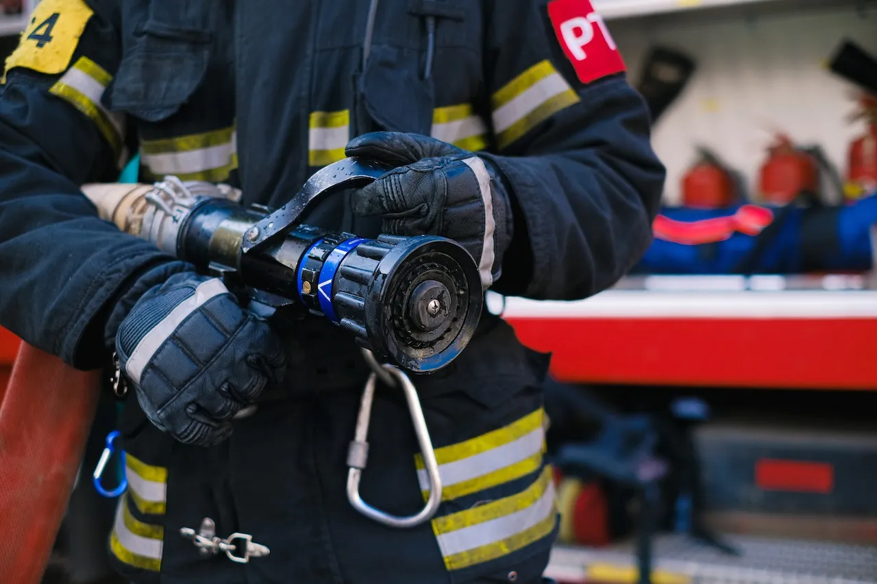 Auto in fiamme ad Alba, in viale Torino: sul posto i vigili del fuoco