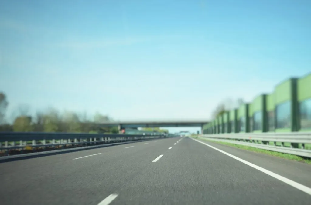 Autostrada Torino-Milano: camion si ribalta, asfalto pieno di farina