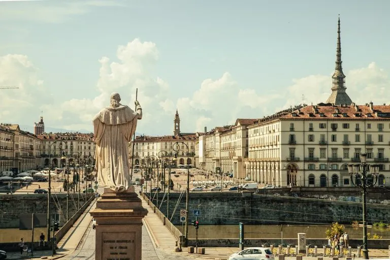 I giardini di Piazza Vittorio Veneto: uno spazio verde con vista sul Po