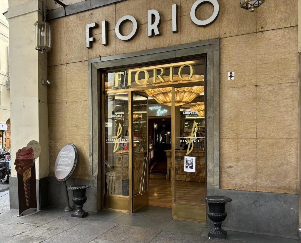 Ritratto collettivo al Caffè Fiorio di Torino: foto ispirata a quella di Irving Penn del 1948 al Caffè Greco di Roma