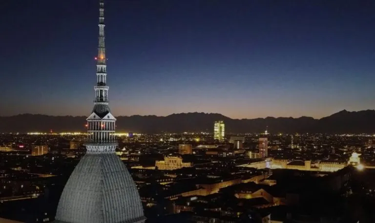 La Mole Antonelliana illuminata per il Natale 2024: giorni e orari