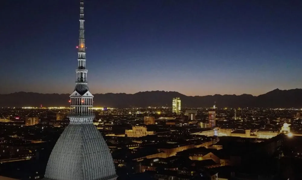 La Mole Antonelliana illuminata per il Natale 2024: giorni e orari