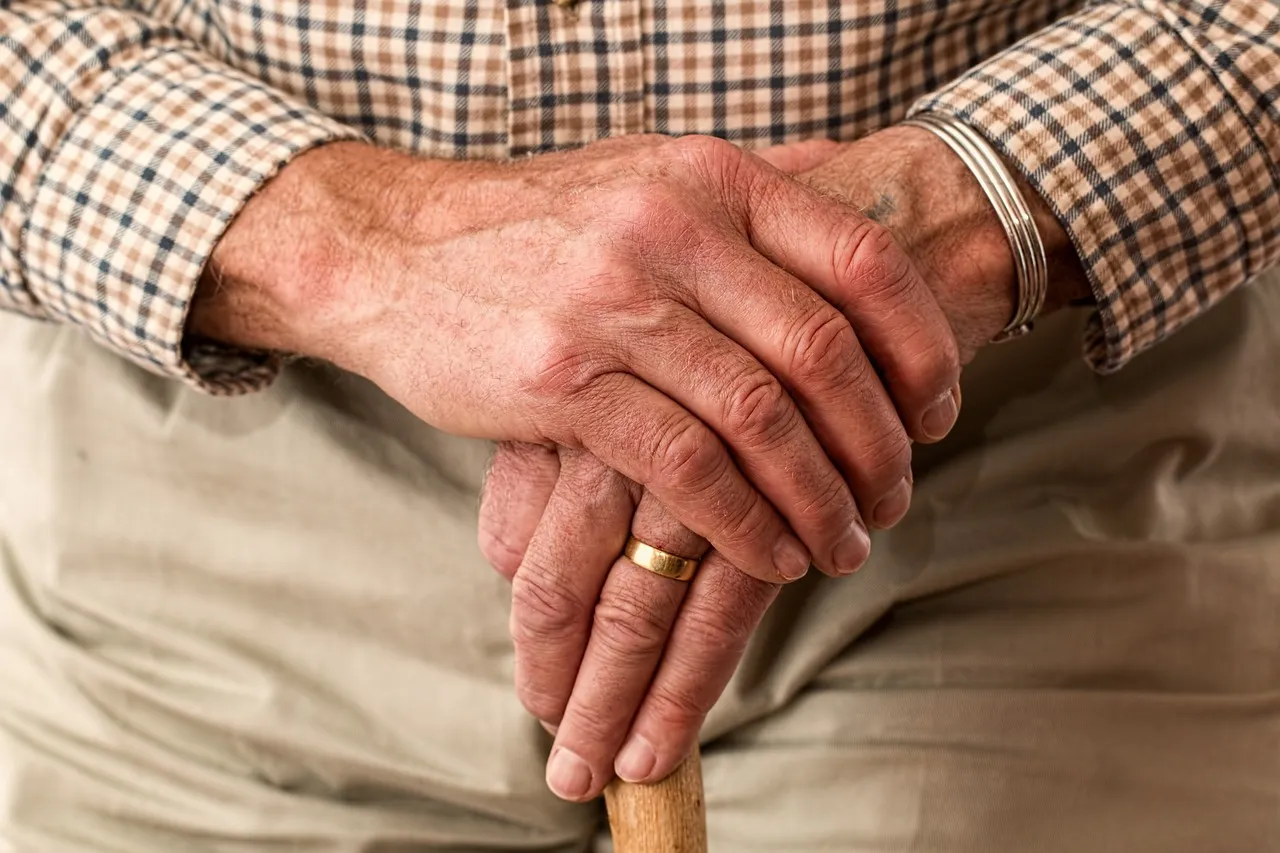 Prendersi cura dei genitori anziani: consigli per gestire tutto con serenità