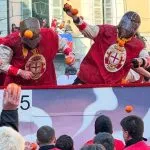 La storia del Carnevale di Ivrea: perché si tirano le arance? Le origini della battaglia