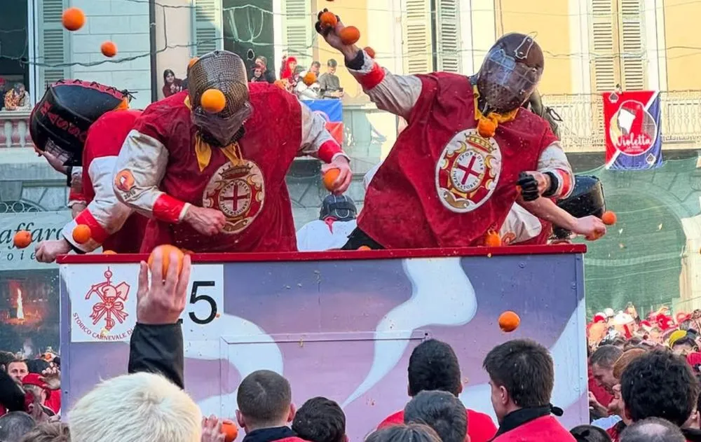 La storia del Carnevale di Ivrea: perché si tirano le arance? Le origini della battaglia